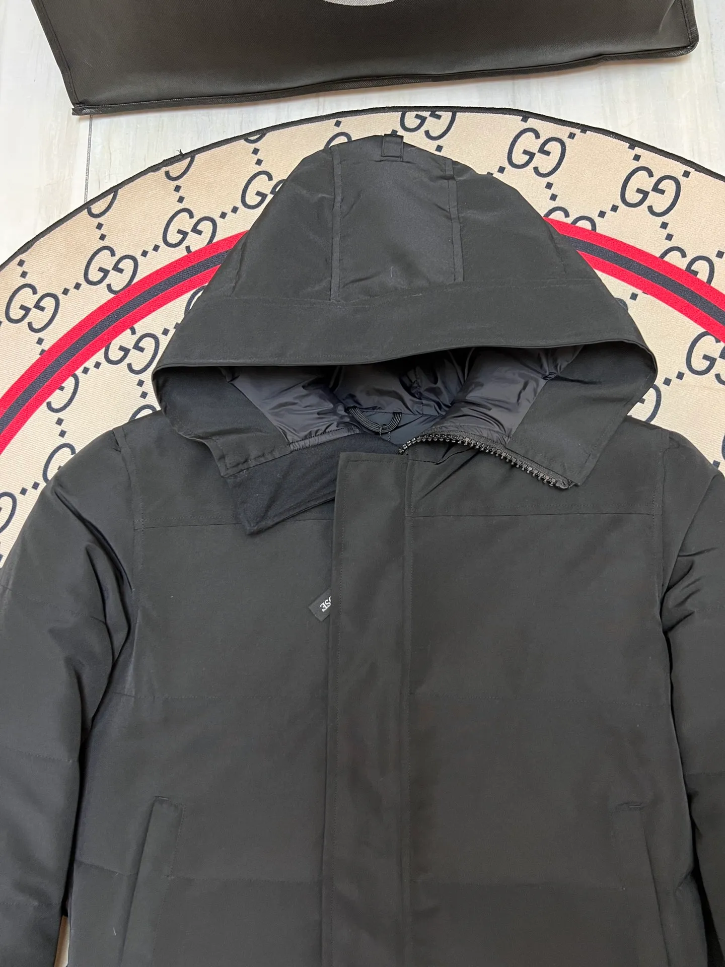 P640 Canada Goose MacMillan parka 17 styles for men and women, short style without fur collar, Arctic and Antarctic scientific expedition teams and others choose Canada Goose as their winter wear, the Rolls-Royce of down jackets. ➖ Industry-leading anti-counterfeiting chip sensing. ➖ Imported Behringer embroidery machines and customized embroidery labels, the highest level and industry leading. ➖ Imported Korean 21-count polyester-cotton blended original fabric, TC85 waterproof coated fabric, water-repellent, windproof and wear-resistant. ➖ The new national standard 80 white duck down is filled with an average of 520 grams of down. The amount of down filled is industry-leading. ➖ 100% nylon lining with double double-layer sealing design to prevent velvet running, and seamless thread design on the cuffs! ➖ Western Canadian Green Wolf Collar. ➖ Yoshida YKK provides original factory-customized electroplated sliders. YKK two-way lockable zippers are tight and smooth and do not peel off paint. ➖ 3M composite Velcro is durable and the accessories and hardware are all custom-made. Note: Our copywriting is only simple and clear. Instead of bragging about the copywriting, it is better to compare and understand with samples. Only for the purest goose, the most dedicated, the most professional, the highest quality, the highest cost performance! Color: green gray red off-white navy black SIZE: S-XXL [with size chart]